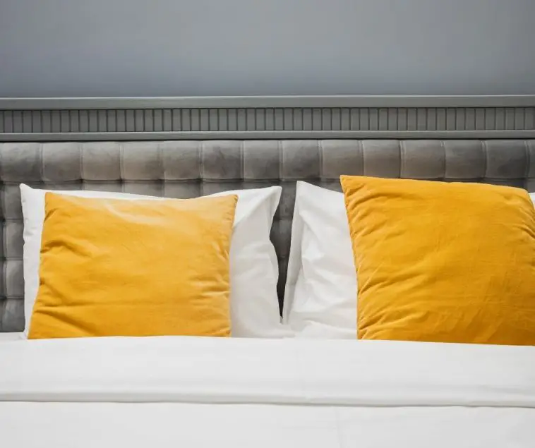 What Color Bedding Goes Well With A, White Bedding Grey Headboard